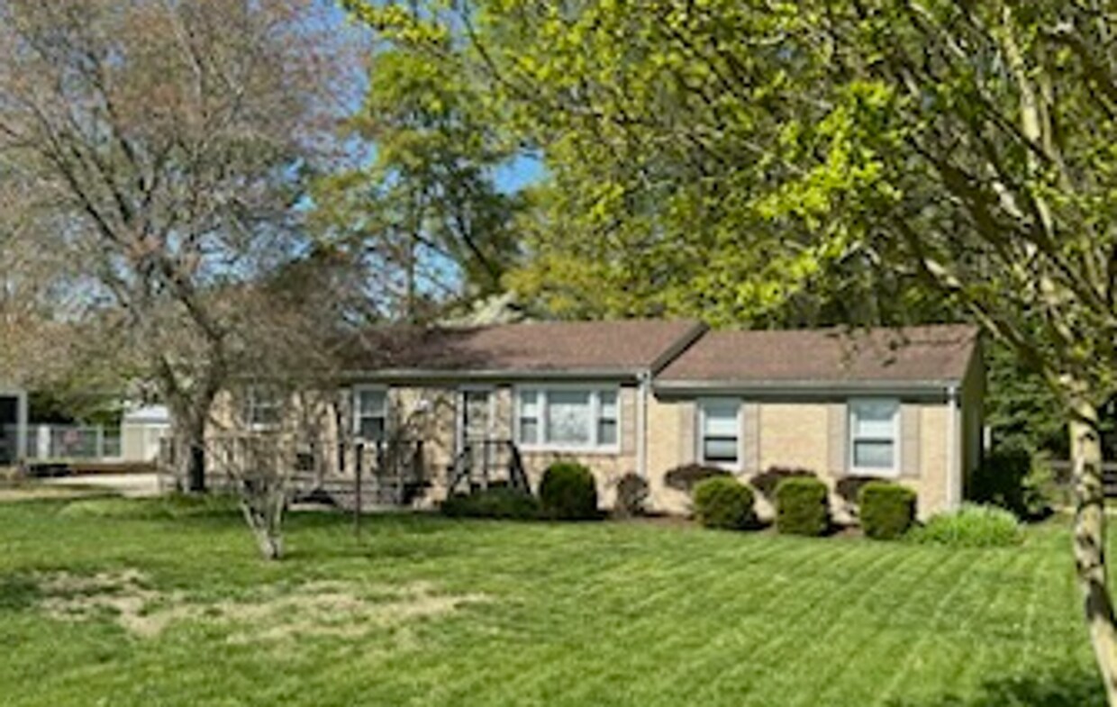 3 Bedroom Ranch with Fenced in Back Yard i... House Rental in