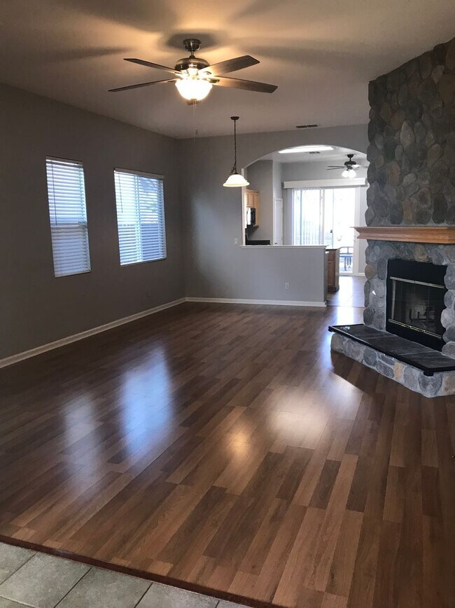 Foto del edificio - 3 Bed | 2 bath | 1582 SF |  2 Car Garage |  Single Story | Tenant pays $175 for WS&G