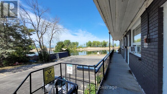 Photo du bâtiment - 280-280 River Rd E