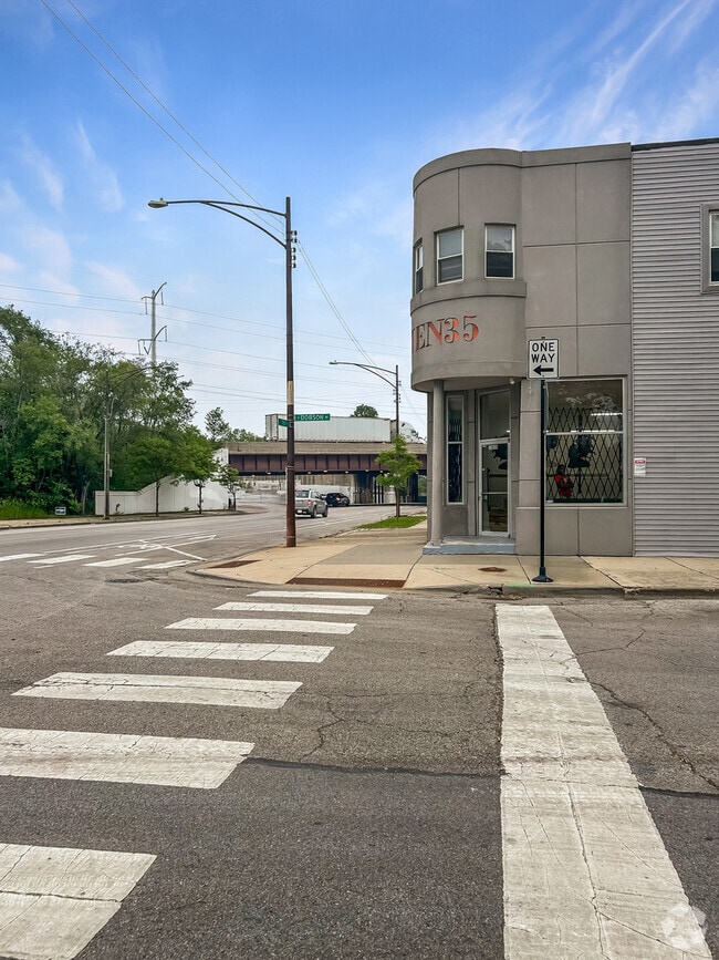 Building Photo - 1035 E 75th St