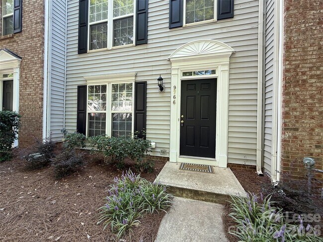 Foto del edificio - 9766 Blossom Hill Dr