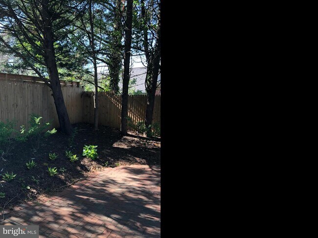 Foto del edificio - 34 Munroe Ct