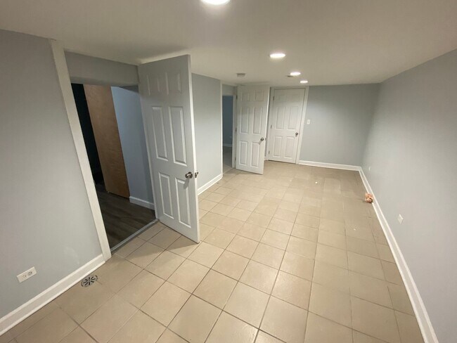 Foto del edificio - 7012 W Diversey
