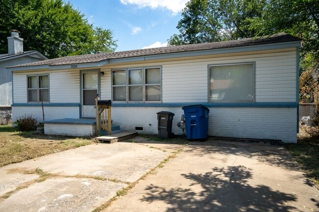 Building Photo - Newly Renovated 3 Bed/2 Bath
