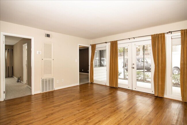 Foto del edificio - Spacious Ground Level 2bd/2ba w/ Screened ...