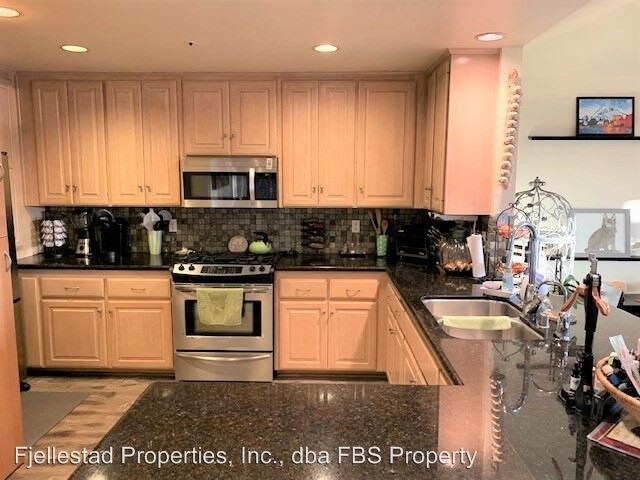 Building Photo - 3 br, 2.5 bath House - 2466 Newport Avenue