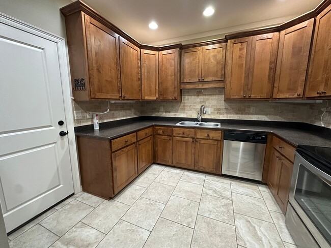 Building Photo - Cobblestone Court Condos