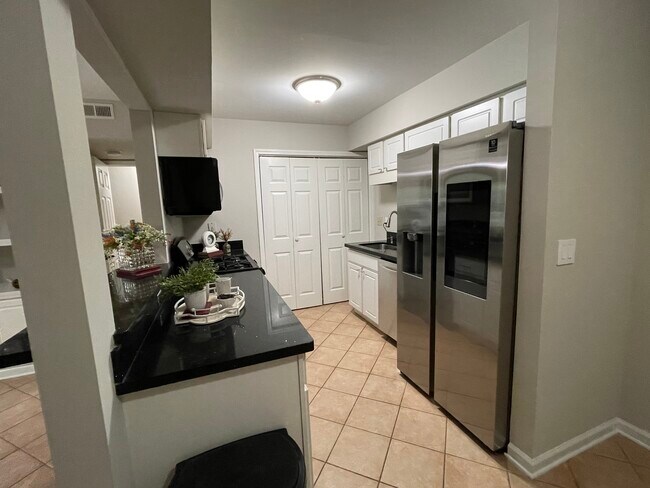 La cocina cuenta con estufa de gas, horno de microondas, refrigerador inteligente y lavadora/secadora - 1312 Hillbrow Ln