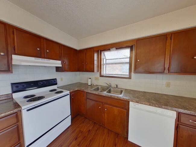 Building Photo - 616 Richmond N