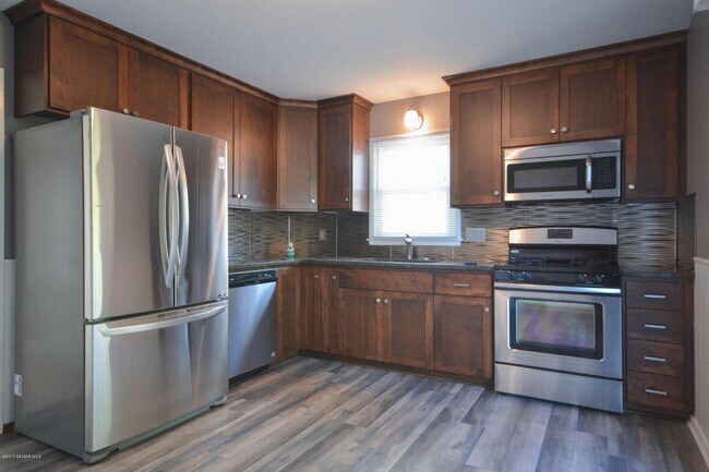Foto del edificio - Cape Cod style home - completely updated throughout!