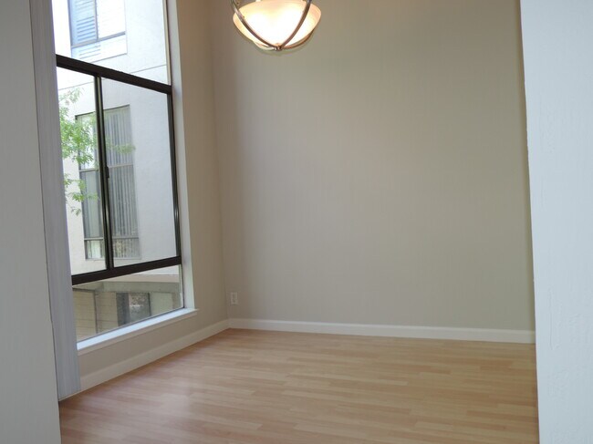 Foto del edificio - 310 N Civic Dr