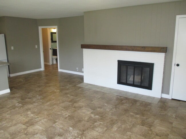 Building Photo - Large Three Bedroom Home in Keizer