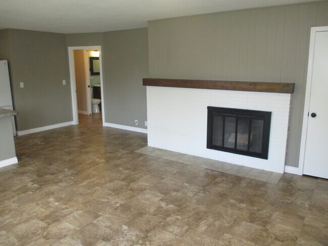 Foto del edificio - Large Three Bedroom Home in Keizer