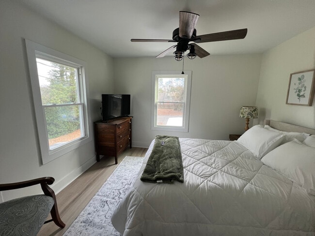 Building Photo - 506 S Spring Ave