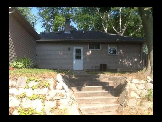 Building Photo - 808 forest circle