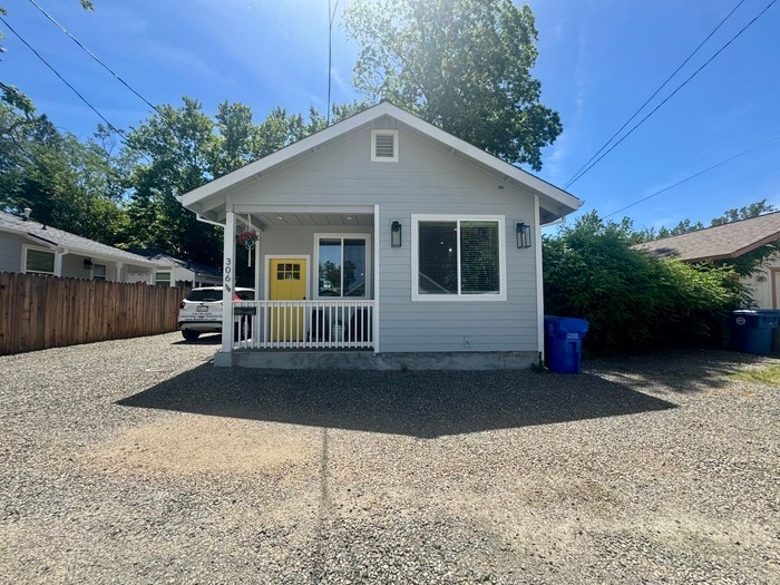 Primary Photo - Adorable and updated furnished home in Fol...