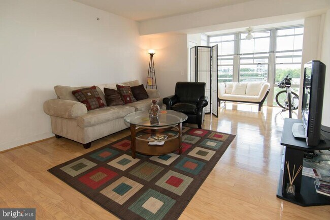 Foto del edificio - 11800 Sunset Hills Rd