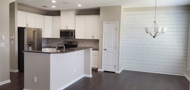 Foto del edificio - "Charming 3-Bedroom Retreat with 2.5 Baths in Charlotte's Heart – Spacious 1880 Sq Ft Gem!"