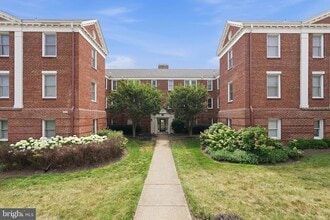 Building Photo - 906 S Washington St
