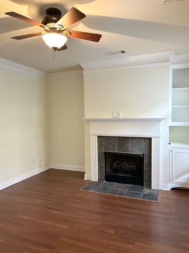 Building Photo - Modern 1-Bed Townhome Near Perimeter Mall ...