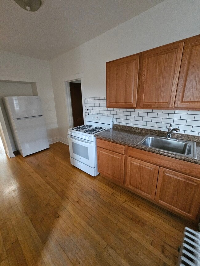 Kitchen - 3749 W Grace St