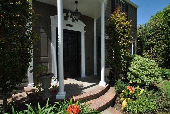 Building Photo - Stunning Colonial Revival in Bixby Knolls
