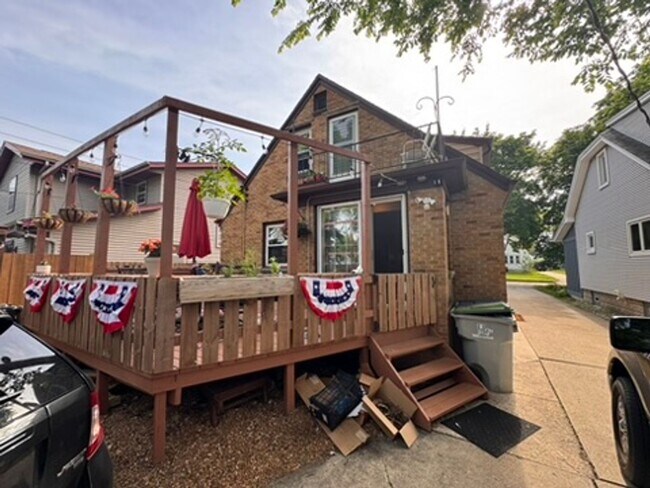 Foto del edificio - AVAILABLE SEPTEMBER 1: Updated 4-bedroom single family home on a quiet block- with 2 kitchens, 2 ...