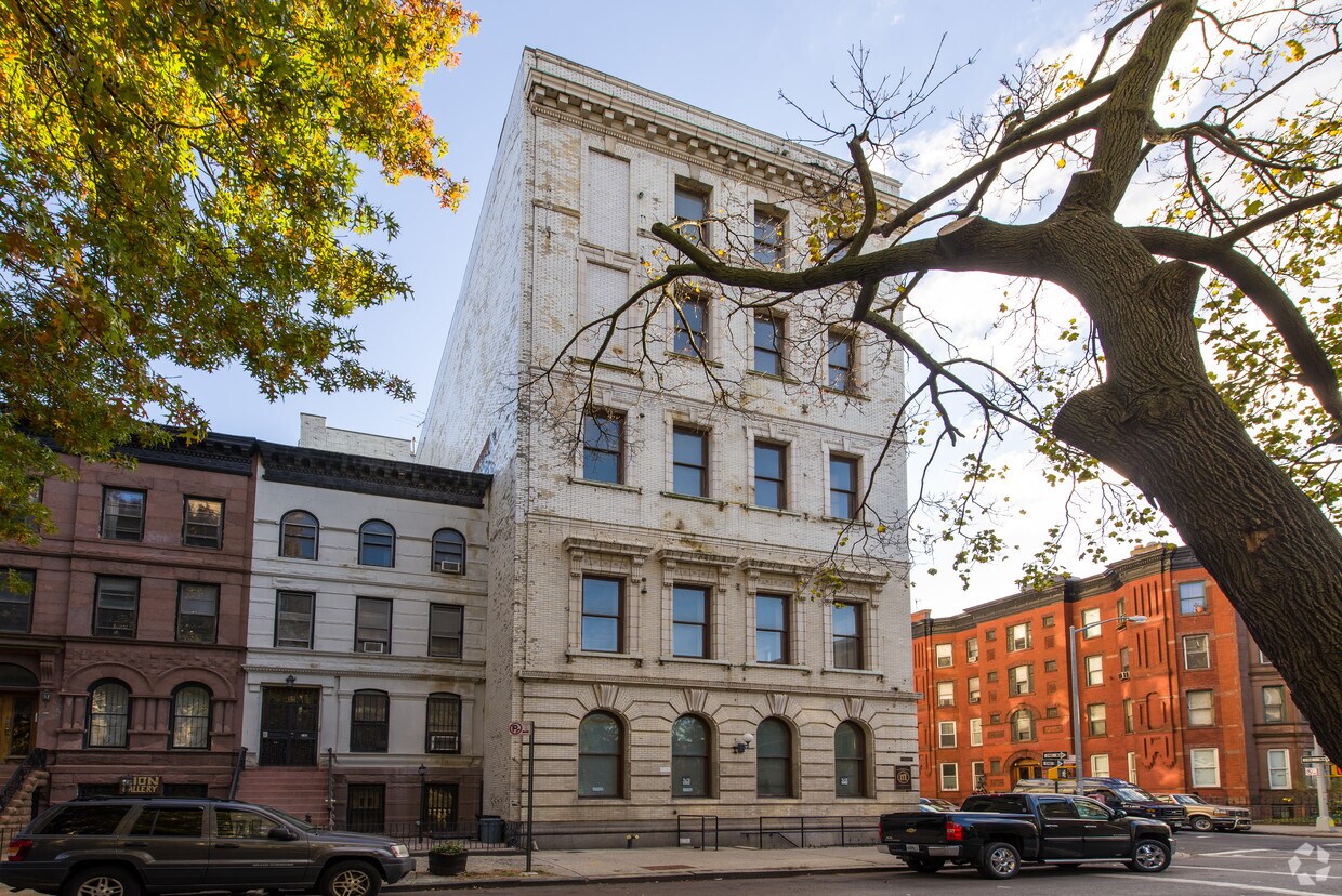 Foto del edificio - 144 Macdonough St