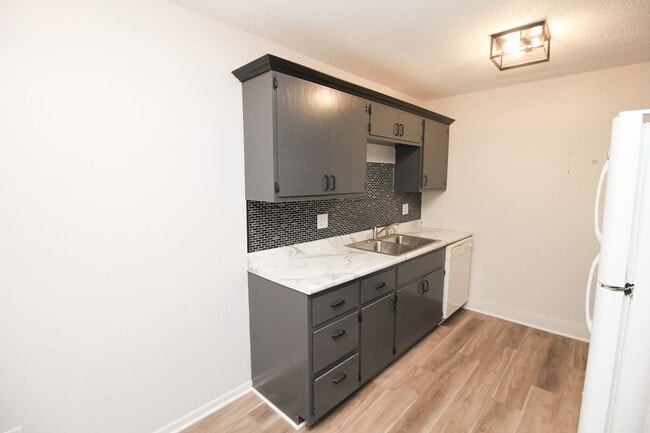 Building Photo - Renovated 2 Bed 1 Bath Apartment