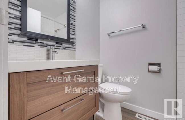 Photo du bâtiment - 748 Saddleback Rd NW