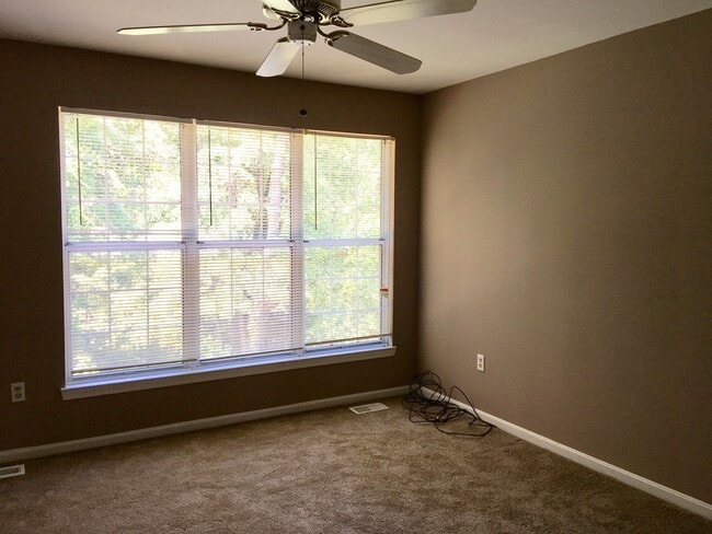 Building Photo - Charming 3 Bedroom/2.5 Bathroom Home in Ow...