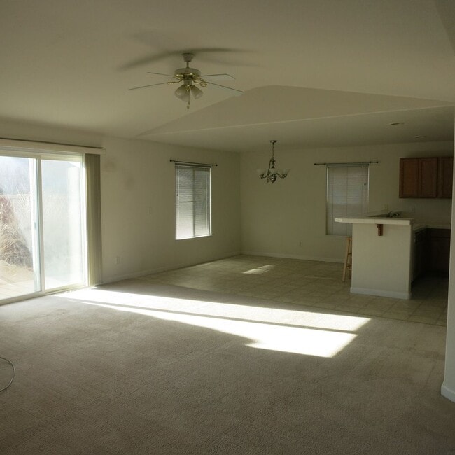 Building Photo - Golf Course Home