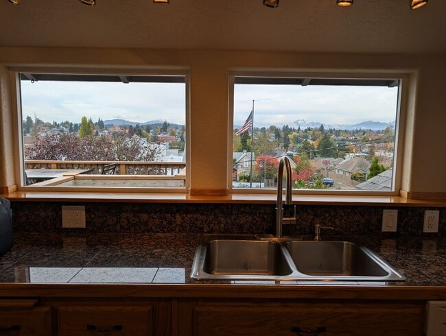 Building Photo - Easy Commute with Stunning Views!