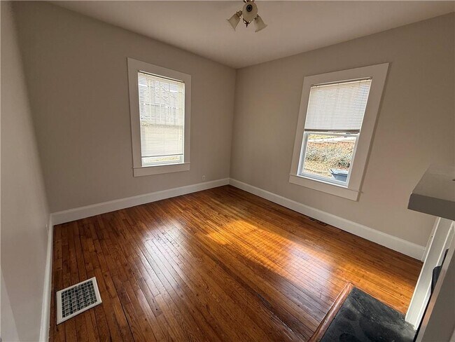 Building Photo - 620 Bradford St NW