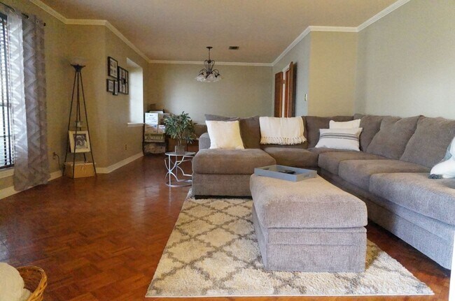Building Photo - Freshly painted & new flooring 5/2.5, 2,58...