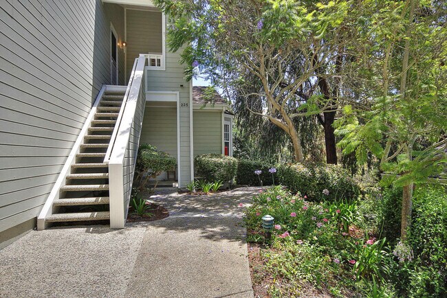 Building Photo - 7624 Hollister Ave