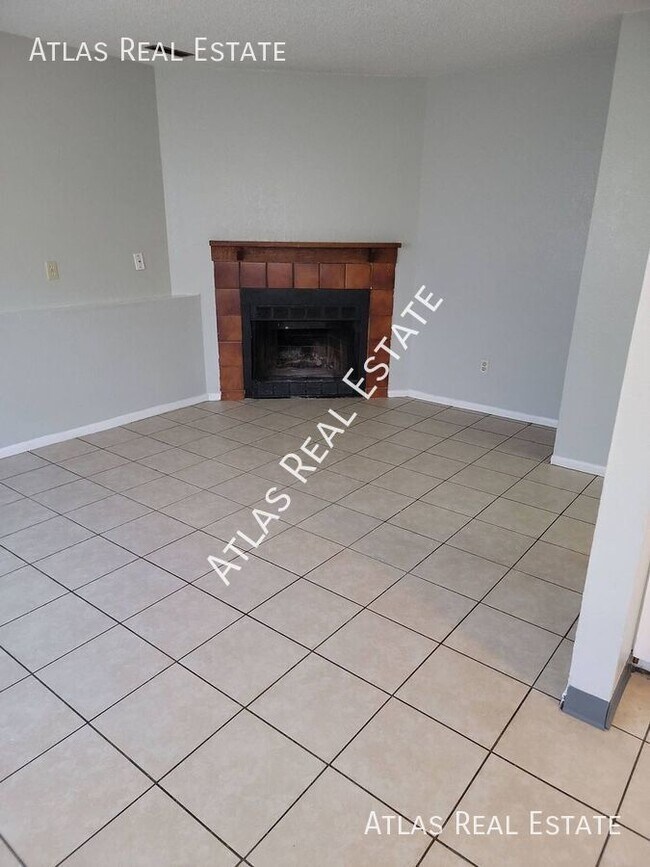 Foto del edificio - 2 Bedroom with Washer/Dryer Hookups!