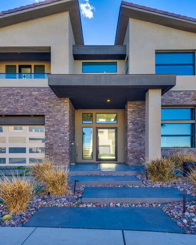 Building Photo - MMACULATE DREAM HOME LOCATED IN MESA RIDGE...