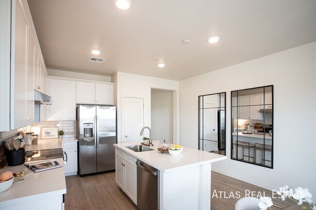 Building Photo - 1112 W Villa Theresa Dr