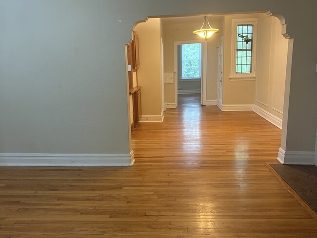 Living space - 7222 Forsyth Blvd