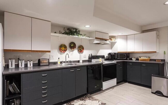Kitchen - 4611 Roland Ave