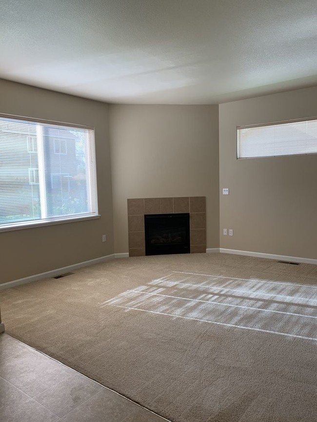 Building Photo - BEAUTIFUL ASPEN WINDS DUPLEX