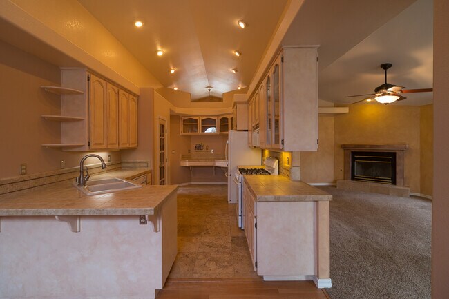 Building Photo - 1,750 Sq.Ft 3 BEDROOM CARMICHAEL SINGLE ST...
