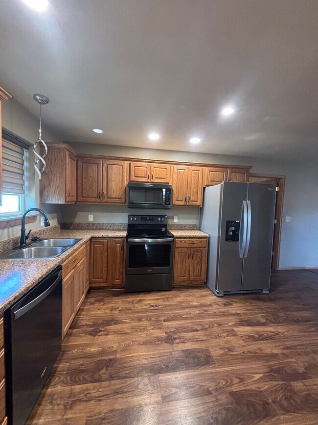 Foto del edificio - For Rent – 3 Bedroom | 1 Bathroom | Fully Fenced Yard