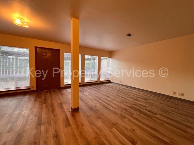 Foto del edificio - Vancouver Two Bedroom Townhome with Backyard