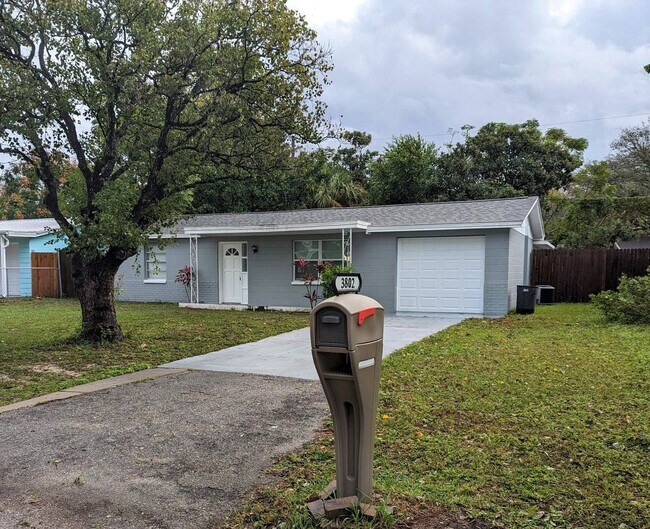 Foto del edificio - BEAUTIFUL 3/2/1 1020 Sq Ft, UPDATED kitchen & bath, ALL tile floors, LARGE fenced in yard!!