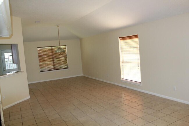 Building Photo - 5240 Pinewood Terrace