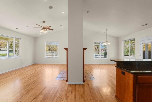 Building Photo - 6400 Rogue River Dr