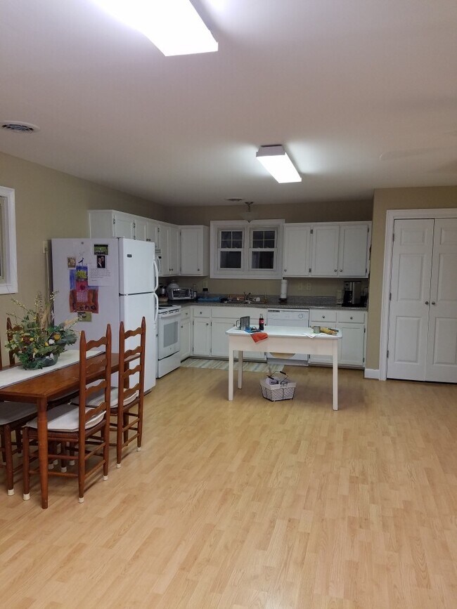 Foto del edificio - 615 Rutland Dr