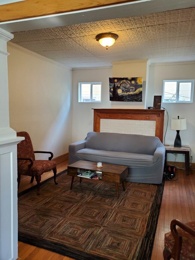 Furnished living room - 2509 10th St NE